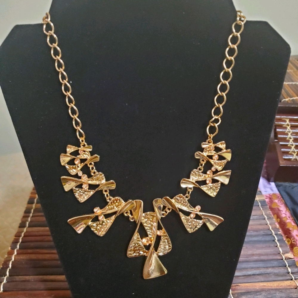 Beautiful gold low hanging necklace